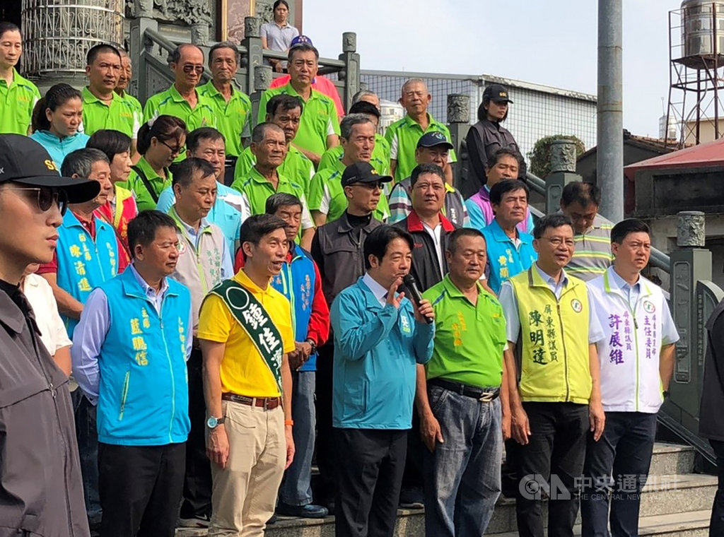 民進黨副總統參選人賴清德(前右4)26日到屏東為第1選區立委參選人鍾佳濱(前右5)輔選,並再度批評國民黨不分區名單。中央社記者郭芷瑄攝 108年11月26日