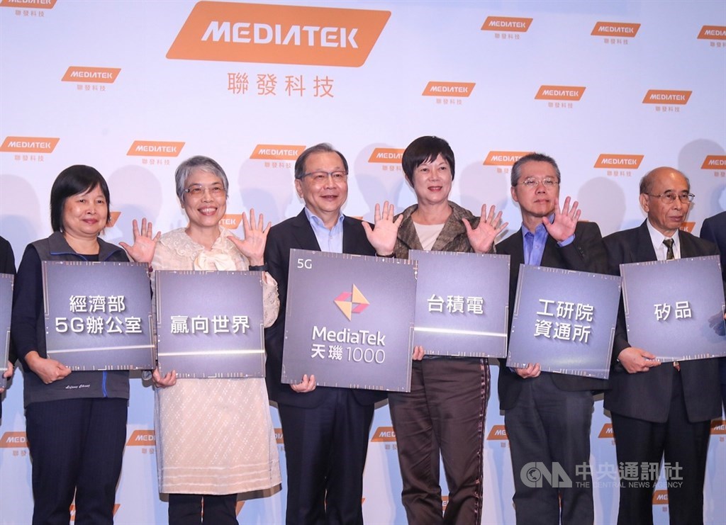 聯發科26日正式發表5G系統單晶片天璣1000,聯發科執行長蔡力行(左3)下午在台北出席記者會說明,邀請總統府國策顧問何美玥(左2)、經濟部技術處5G辦公室技術長張麗鳳(左)與台積電資深副總經理何麗梅(右3)等人出席與會。中央社記者裴禛攝 108年11月26日