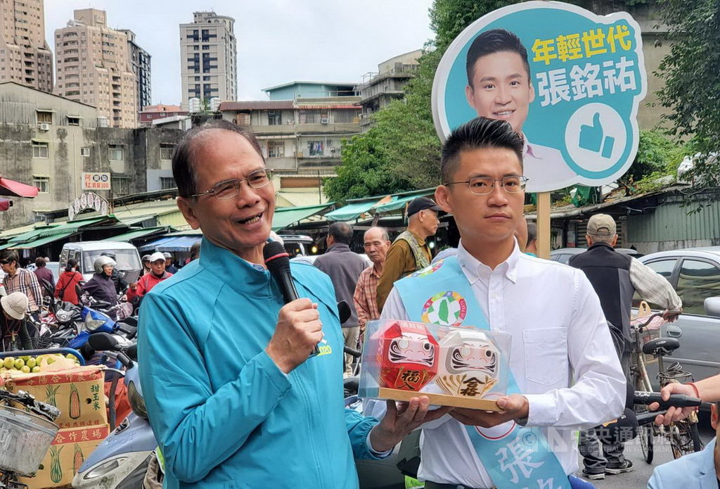 前行政院長游錫堃(前左)26日為民進黨新北市立委參選人張銘祐(前右)輔選,致贈「必勝達摩」吉祥物,祝福他當選。(張銘祐服務處提供)中央社記者黃旭昇新北傳真 108年11月26日