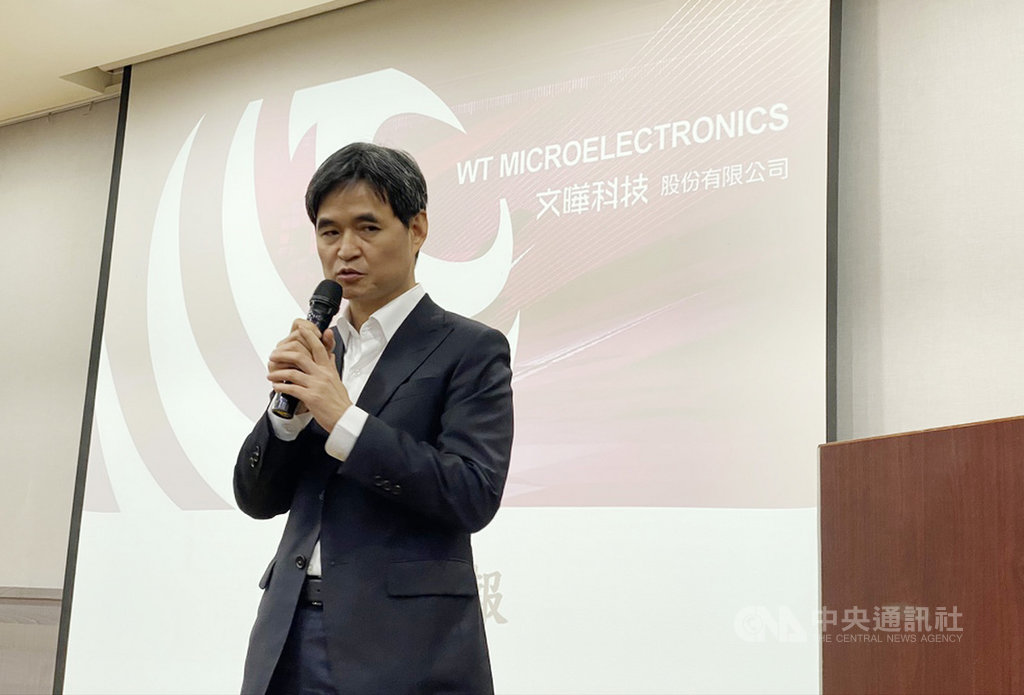 半導體零組件通路商文曄科技董事長鄭文宗26日召開記者會,批評大聯大為了一己之私,試圖用財務手段傷害對手,絕對不是正確行為,並強調他不會退讓文曄經營權。中央社記者吳家豪攝 108年11月26日