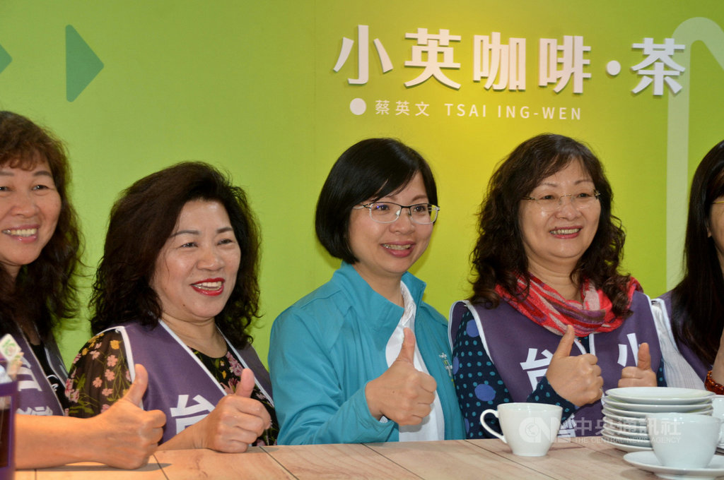 2020蔡英文總統連任新北市競選總部26日成立,改採精緻、簡樸的概念,呈現「小英咖啡概念店」,民進黨立委林淑芬(左3)到場祝賀並與競總的小英之友會志工在吧檯合影。中央社記者黃旭昇新北攝 108年11月26日