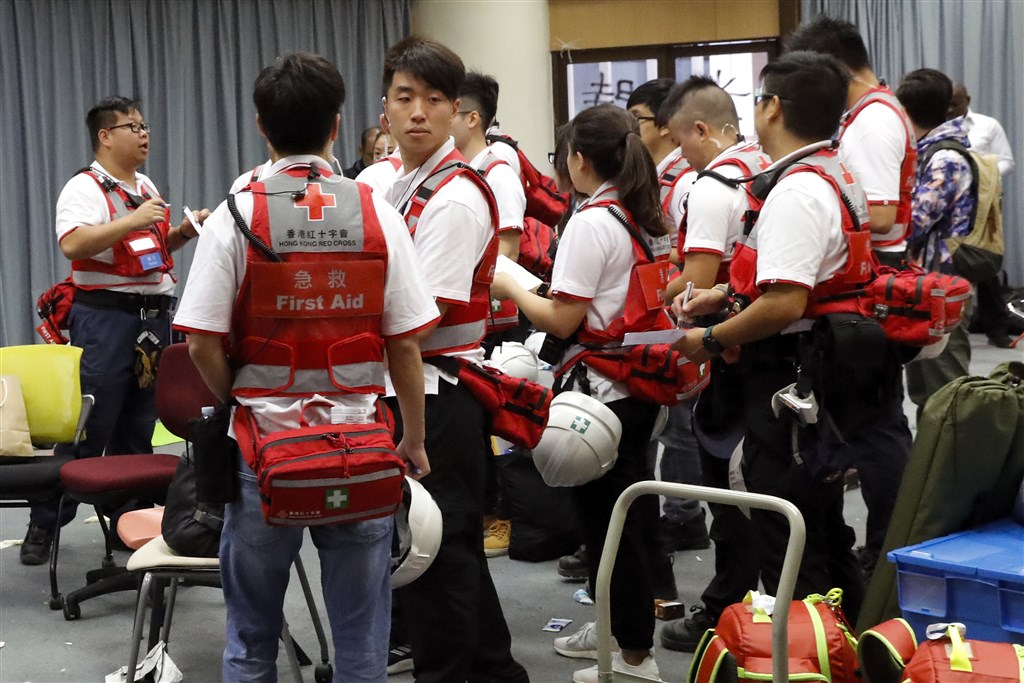 香港理工大學26日派遣由50人組成的6隊進入校園。(美聯社)
