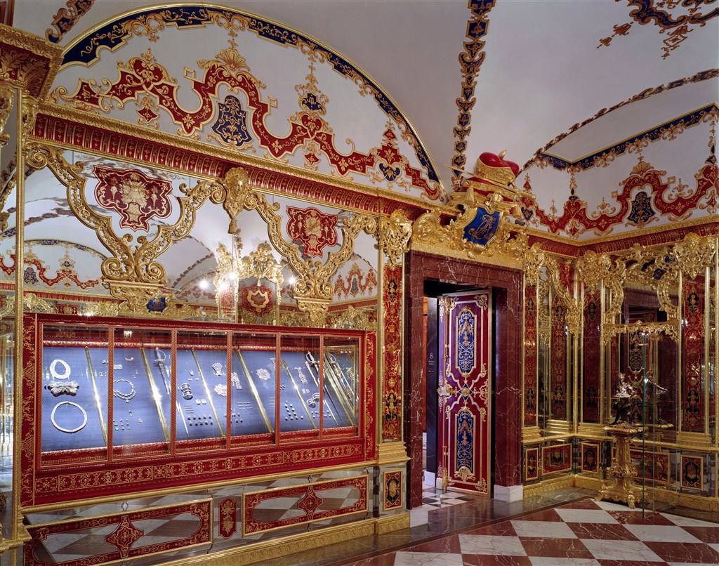 德國德勒斯登國家藝術收藏館旗下一間分館的綠穹珍寶館遭竊,失竊珍寶包括3套「無價」鑽石珠寶。(圖取自twitter.com/skdmuseum)