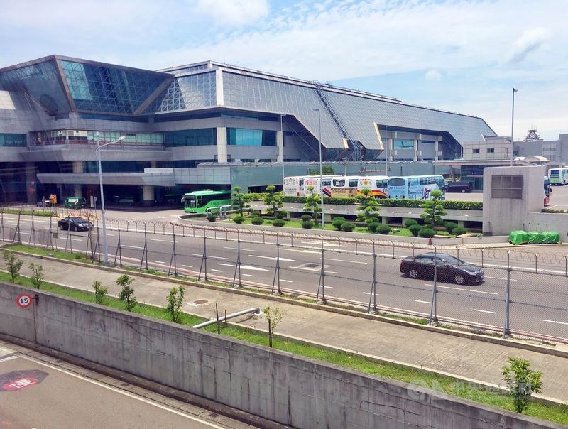 桃園國際機場2020年將在第二航廈(圖)停車場測試無人自駕車接駁,旅客只要輸入車號,就可將旅客及行李送到停車點,不必再拖著大包小包行李,在龐大的停車場找車。(中央社檔案照片)