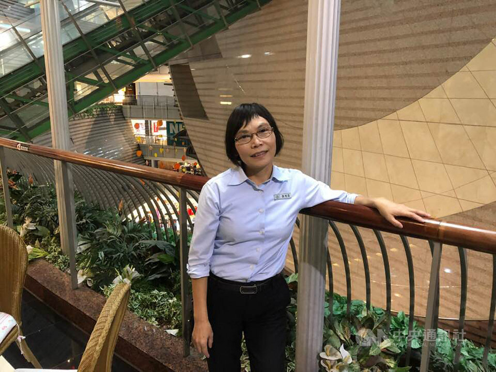 京華城客服副理蕭湘湄在貴賓廳擔任客服工作已有15年,民國82年威京總部集團開始京華城的計畫時,她就參與其中,可說是現在京華城最資深的員工,對於京華城即將走入歷史,表達不捨之情。中央社記者吳柏緯攝 108年11月27日