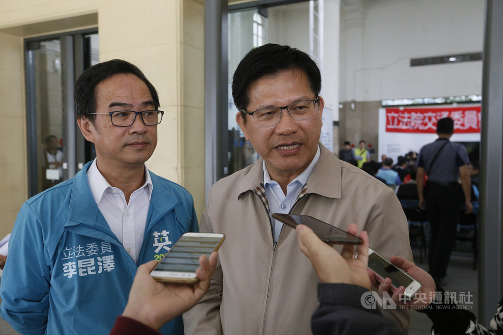 高雄鐵路地下化通車後,地上綠廊等第二階段工程接著展開,高雄火車站周邊再陷交通黑暗期,交通部長林佳龍(右)27日南下視察,允諾研擬配套儘速解決。左為民進黨立委李昆澤。中央社記者董俊志攝 108年11月27日