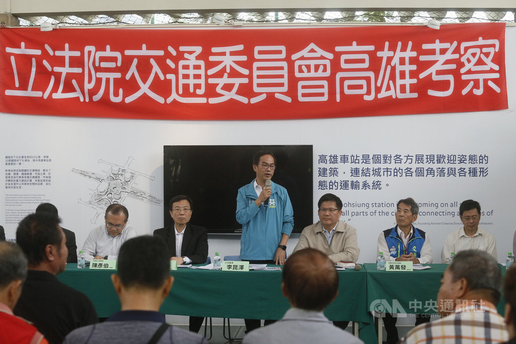 立法院交通委員會立委李昆澤(中)27日邀交通部長林佳龍(右3)、台鐵局、公路總局官員南下高雄考察高雄鐵路地下化第二階段工程進度,並邀請高雄市政府交通局、工務局官員、當地民代及高雄火車站附近商圈代表齊聚高雄願景館座談。中央社記者董俊志攝 108年11月27日