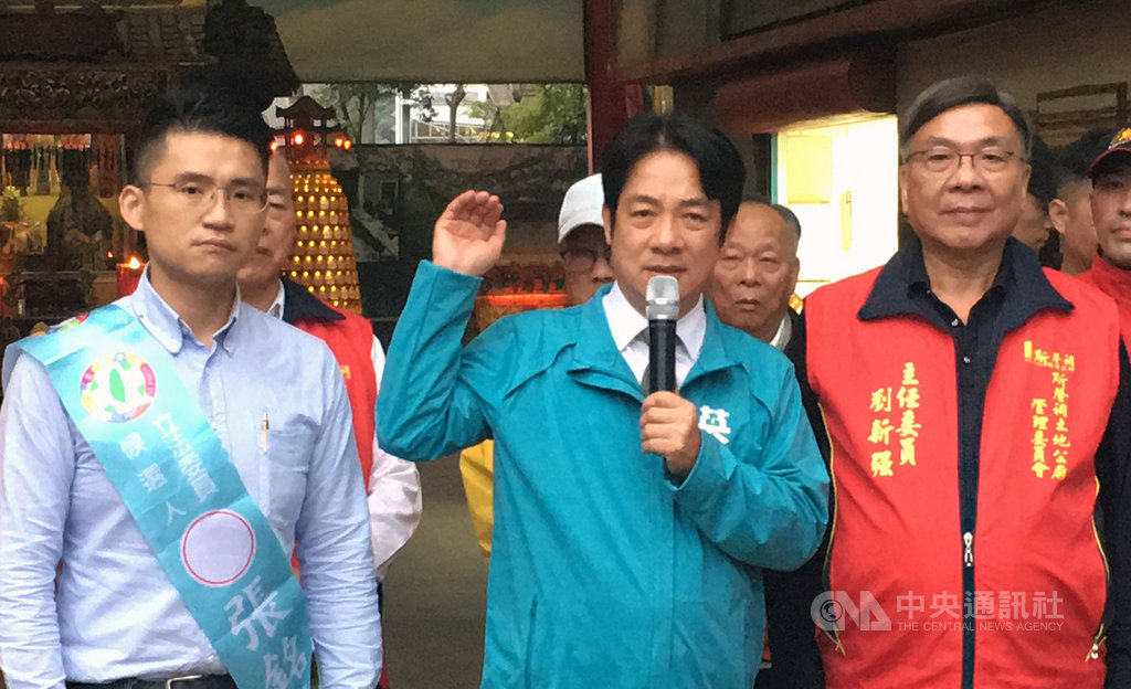 民進黨副總統參選人賴清德(前中)27日重申,民進黨往後的責任是守護台灣民主自由,創造經濟繁榮與社會福利,並栽培年輕人,他表示,「我也曾經年輕,但追隨民主前輩才會棄醫從政。」年輕人承傳下去,台灣才能永續。中央社記者黃旭昇新北市攝 108年11月27日