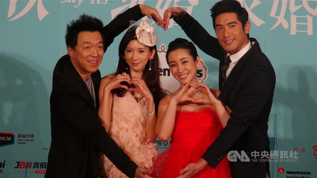 高以翔(右1)曾與與中國影星黃渤(左1)、台灣名模林志玲(左2)合演電影「101次求婚」。(中央社檔案照片)