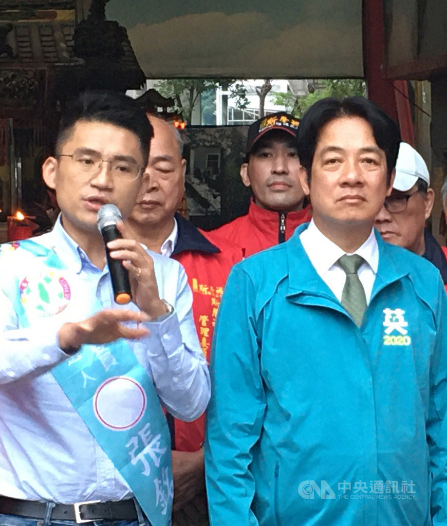 民進黨副總統參選人賴清德(前右)27日陪同黨籍新北市立委參選人張銘祐(前左)拜訪新店斯馨祠,張銘祐表示,他很擔心台灣變成下一個香港,因此,必須守護捍衛台灣主權,絕不可以被出賣。中央社記者黃旭昇新北市攝 108年11月27日