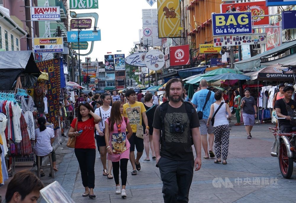 泰國曼谷市政府規劃在隆路、耀華力路、考山路等3處最受遊客歡迎的街區,固定時間封路成為行人專用區。圖為考山路一景。(中央社檔案照片)