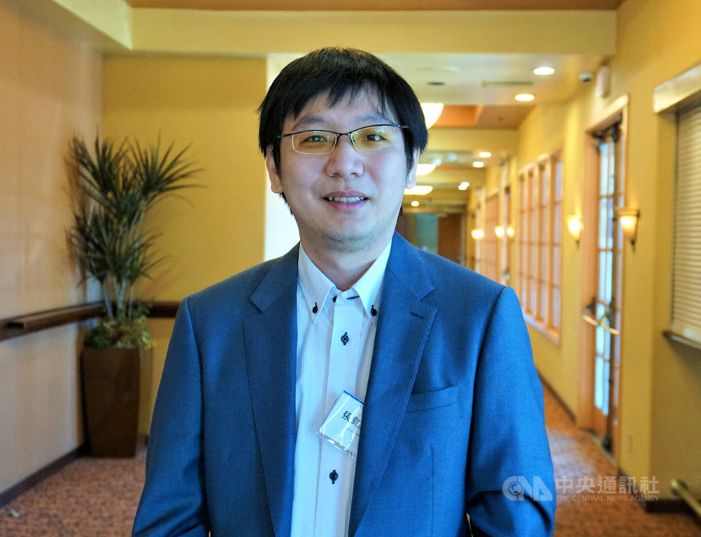 任教於加州大學洛杉磯分校(UCLA)資訊科學系的助理教授張凱崴23日表示,科學技術應該讓世界更美好,如何使人工智慧(AI)遵守人類社會的倫理、造福人群是他的研究重心。中央社記者林宏翰洛杉磯攝 108年11月28日