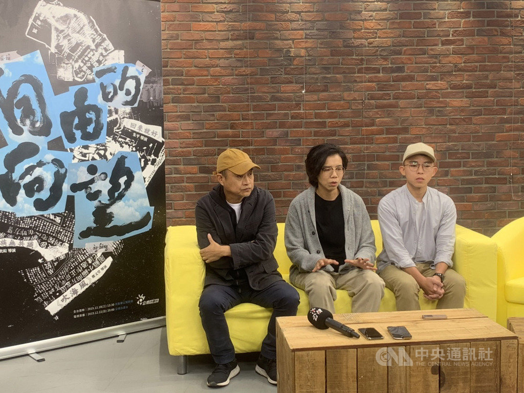 公視台語台首部自製戲劇「自由的向望」,邀導演鄭文堂(左起)、蘇奕瑄、朱平以60、40、20這3個世代的觀點拍出短片,3人28日在公視接受訪問,談拍攝「自由的向望」初衷。中央社記者陳政偉攝 108年11月28日