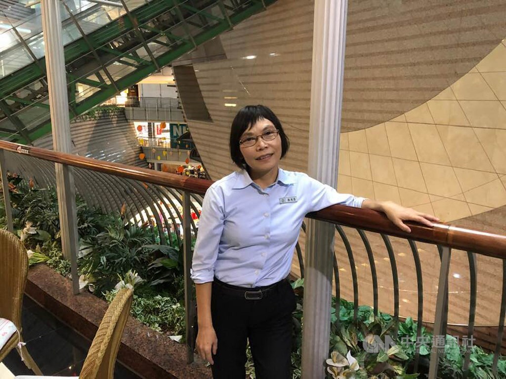 京華城客服副理蕭湘湄在貴賓廳擔任客服工作已有15年,民國82年威京總部集團開始京華城的計畫時,她就參與其中,可說是現在京華城最資深的員工,對於京華城即將走入歷史,表達不捨之情。中央社記者吳柏緯攝 108年11月27日