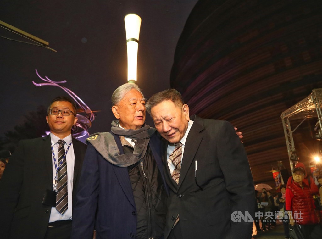 京華城走過18個年頭,30日即將結束營業,28日晚間舉行感恩熄燈儀式,創辦人沈慶京(右)難掩失落,在前台北市長黃大洲(右2)陪同下不捨離去。中央社記者王騰毅攝 108年11月28日