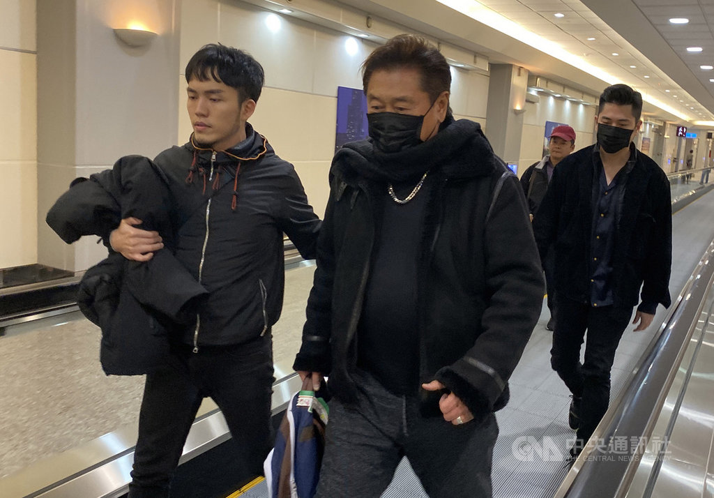 藝人高以翔在中國錄製電視節目時意外猝死,震驚演藝界;高以翔的父親(左2)28日晚間搭機返台,面對媒體僅回應「謝謝你們」,低調沒有多談。中央社記者邱俊欽桃園機場攝 108年11月28日