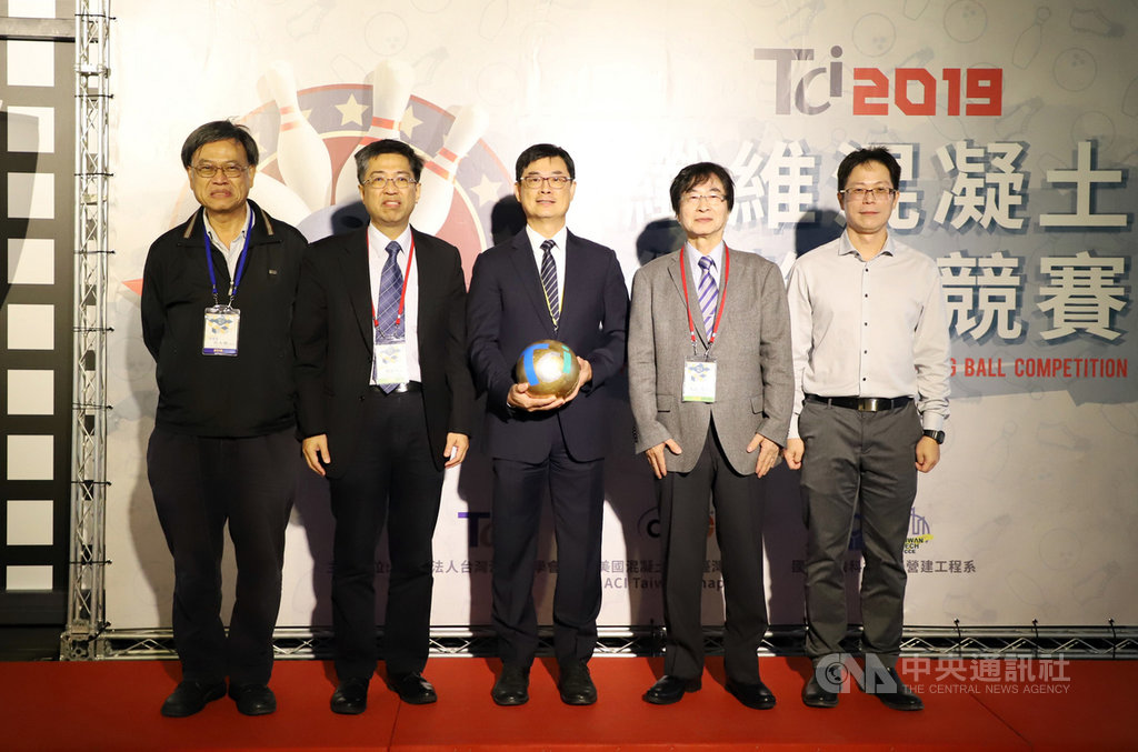 台灣科技大學舉辦纖維混凝土保齡球競賽,參賽團隊來自全台大專院校及高職,學生團隊必須自製混凝土保齡球,獲勝隊伍明年將赴美國參加纖維混凝土保齡球全球競賽。(台科大提供)中央社記者許秩維傳真 108年11月28日