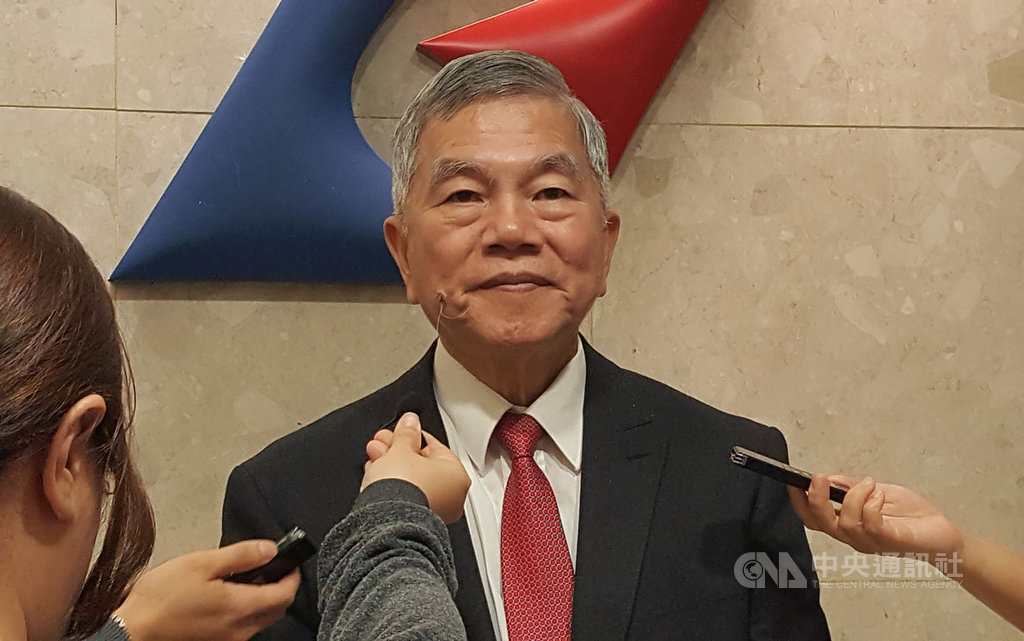經濟部長沈榮津28日出席部務會議前受訪,對於離岸風電第三階段區塊開發國產化要求表示,在既有基礎上可檢討加碼空間。中央社記者廖禹揚攝 108年11月28日