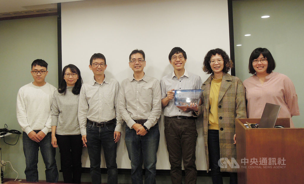 中央研究院最新研究發現,透過調控特定基因可以改寫動物的再生記憶,打破過去科學界認為再生記憶不能被改寫的觀念,研究結果登上國際期刊「當代生物學」。圖中為中研院細胞與個體生物學研究所助研究員陳振輝。中央社記者吳欣紜攝 108年11月28日