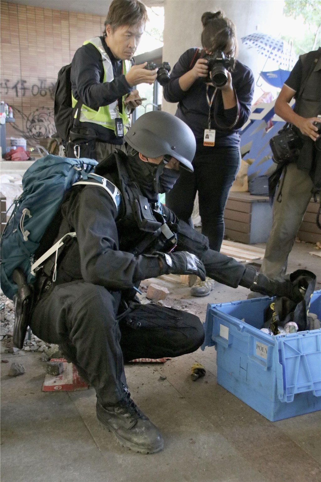 香港警方28日派遣安全小組進入校園處理危險品和進行犯罪蒐證。(共同社提供)