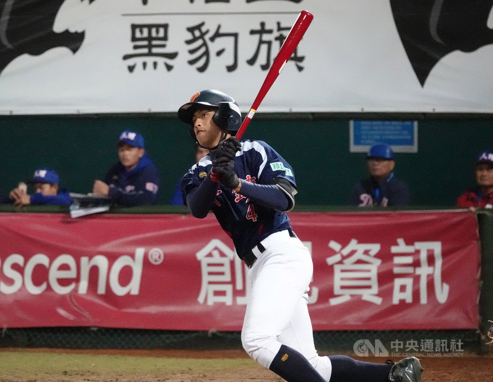 2019年第7屆黑豹旗全國高中棒球大賽8強賽程,28日晚間在天母球場進行平鎮高中與大理高中賽事,平鎮野手董子恩單場3安2打點,是打線穩定力量,助隊奪勝晉級。中央社記者謝靜雯攝 108年11月28日