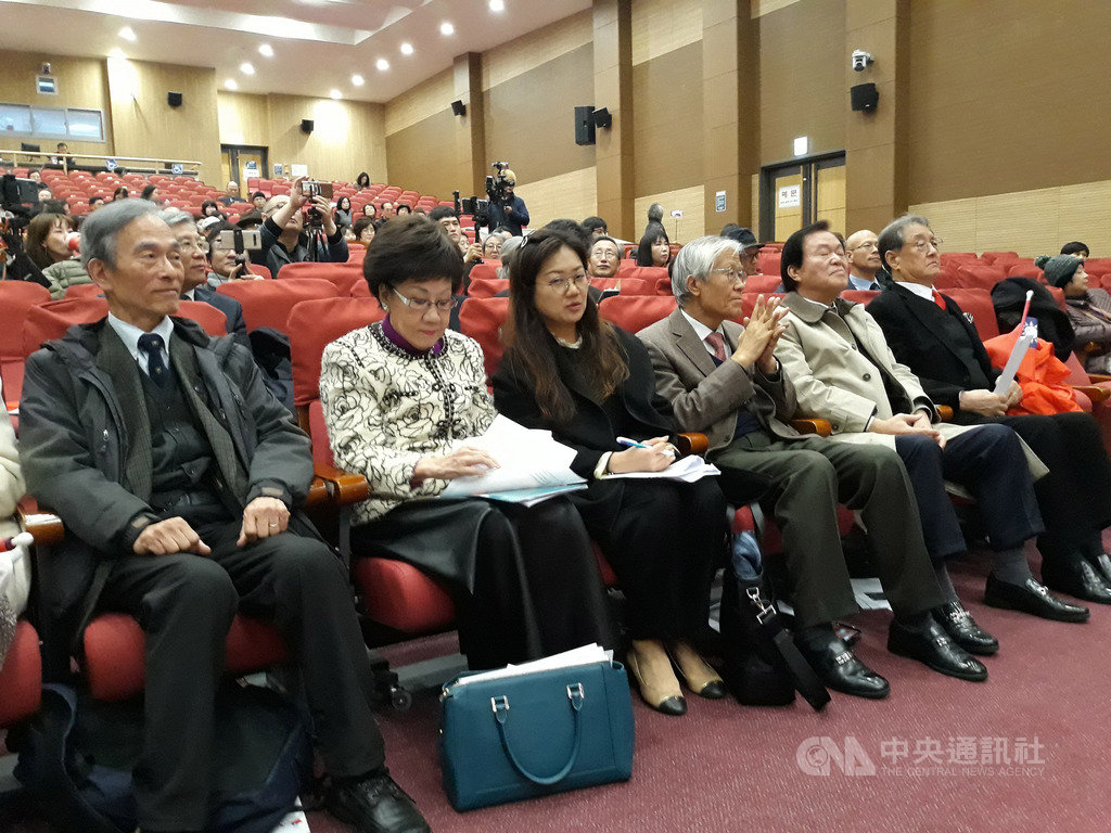 前副總統呂秀蓮(左2)28日晚間在首爾舉辦專題講演,「朝鮮日報」前總編輯趙甲濟(右3)和韓國自由總聯盟中央會長金景梓(右2)與會。中央社記者姜遠珍首爾攝 108年11月29日