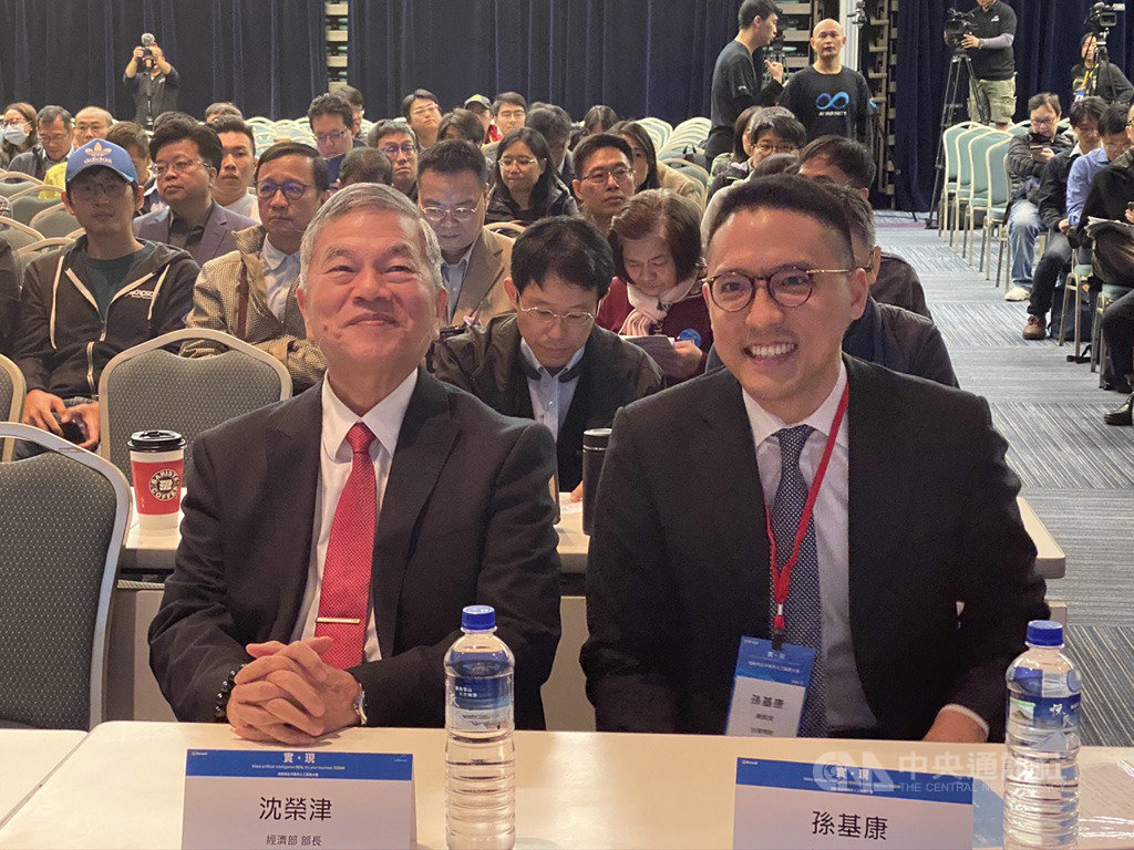 經濟部長沈榮津(左)29日出席微軟與合作夥伴人工智慧(AI)大會,與台灣微軟總經理孫基康(右)交流心得。中央社記者吳家豪攝 108年11月29日
