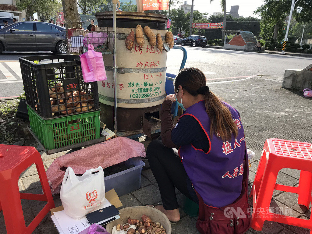 一度窮到只剩新台幣7元的陳姓單親母親(圖),10月底開始在宜蘭賣烤地瓜謀生,她的兒子放學後都在騎樓燈光下「借光夜讀」伴母。經媒體報導後,29日各界愛心湧入認購,盼讓這對母子能提早收工回家。(讀者提供)中央社記者沈如峰宜蘭縣傳真 108年11月29日