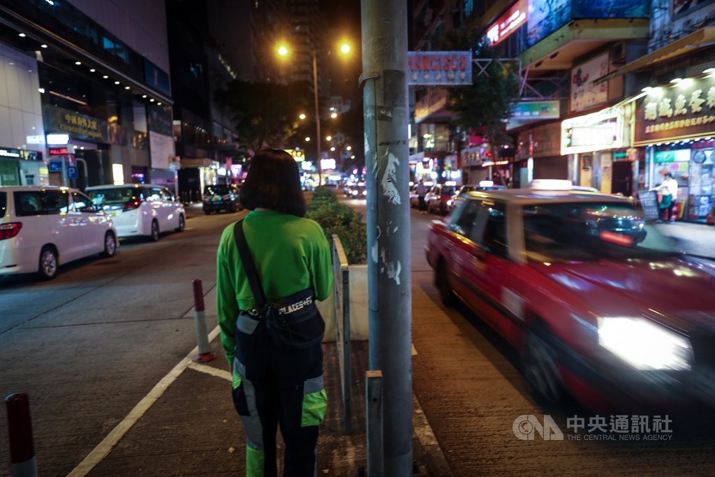 香港女孩Zoe因與朋友聊天閒逛,誤闖理工大學遭困36小時,親眼見證許多受困者只是普通民眾,卻遭警方包圍淪為「暴徒」。圖為幸運離開的Zoe於108年11月22日攝於香港街頭。中央社記者吳家昇攝 108年11月29日