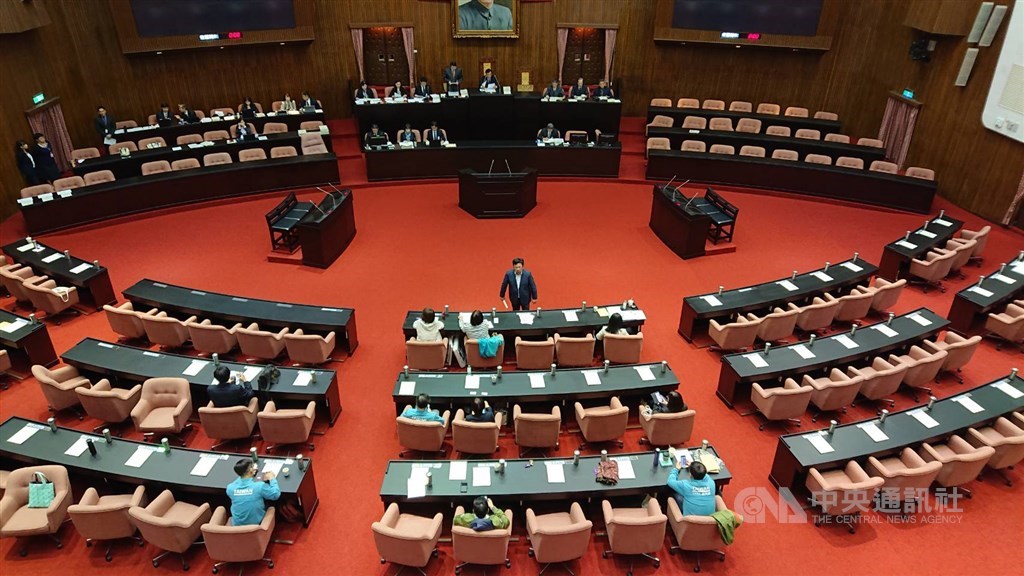 立法院會29日處理民進黨立法院黨團所提的反滲透法草案逕付二讀,藍綠祭出甲級動員令,全案在無人提出異議下順利通過。中央社記者王揚宇攝 108年11月29日