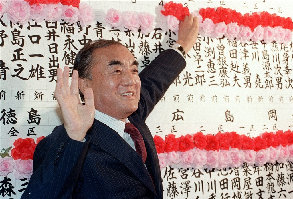日本前首相中曾根康弘29日去世,享嵩壽101歲。在內政、外交上留下極大的功績,最大的遺願是修憲。圖為2015年中曾根康弘出席新憲法制定議員同盟大會。(共同社提供)
