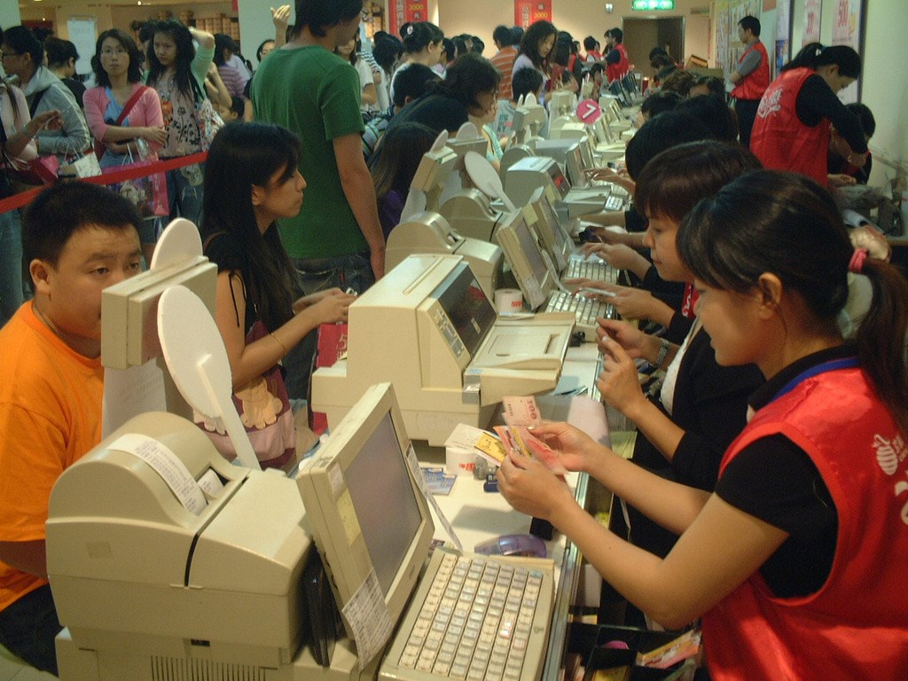 2006年京華城舉辦週年慶時人潮洶湧,現場排隊換現金與贈品的人龍看不見尾巴。(京華城提供)中央社記者吳柏緯傳真 108年11月28日