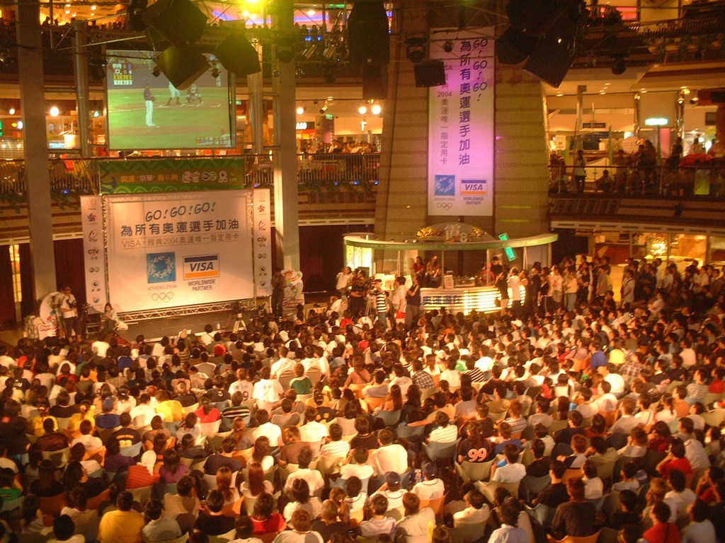 2004年雅典奧運期間,京華城舉辦棒球直播派對為中華隊加油,現場湧入大量人潮,除了廣場的座位被坐滿外,各樓層都擠滿了觀看比賽的民眾。(京華城提供)中央社記者吳柏緯傳真 108年11月28日