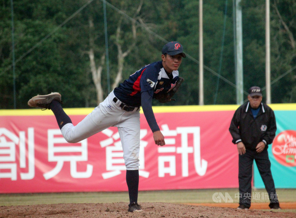2019年第7屆黑豹旗全國高中棒球大賽4強戰30日在天母棒球場開打,平鎮高中終場以7比5擊退東石高中,挺進決賽,平鎮高一投手黃保羅(中)後援3.2局,拿下勝投。中央社記者楊啟芳攝 108年11月30日