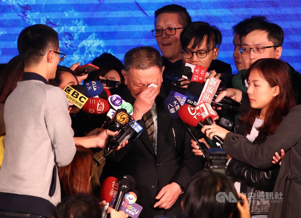 走過18個年頭,京華城30日將正式熄燈結束營業,28日提前舉行熄燈儀式,創辦人沈慶京(中)受訪時談到與員工的情感,不捨落淚。中央社記者王騰毅攝 108年11月28日