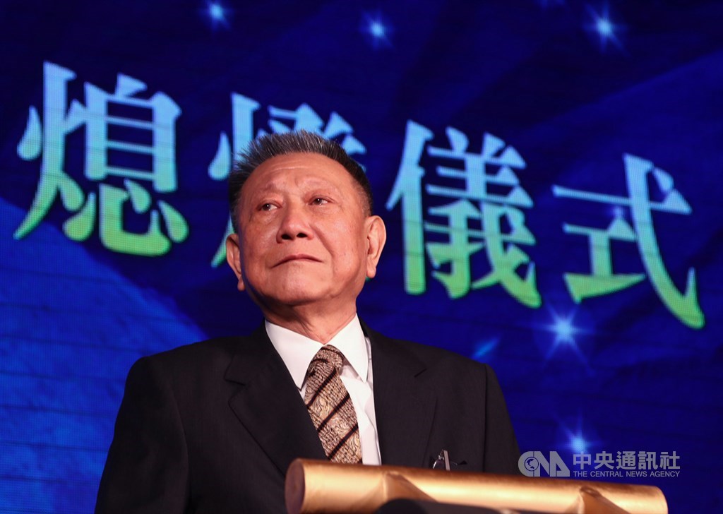 曾是亞洲最大球體商場建築的京華城即將走入歷史,創辦人沈慶京28日晚間出席經京華城熄燈儀式,在完成儀式後眼眶忍不住泛淚。中央社記者王騰毅攝 108年11月28日