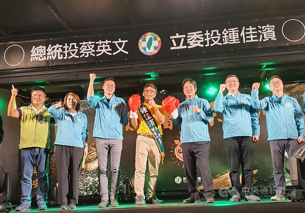 民進黨副總統參選人賴清德(右3)、黨主席卓榮泰(右2)、秘書長羅文嘉(右)及副秘書長林飛帆(左3)等人,30日為黨籍屏東縣立委參選人鍾佳濱(中)站台造勢,鍾佳濱戴起拳擊手套象徵民進黨出擊,力拚總統連任、國會過半。中央社記者郭芷瑄攝 108年11月30日