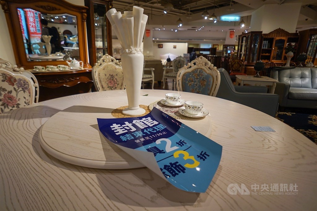 陪伴台北人18年的京華城將走入歷史,30日迎來最後一個營業日,全館商家打出封館特賣,出清存貨。中央社記者裴禛攝 108年11月30日