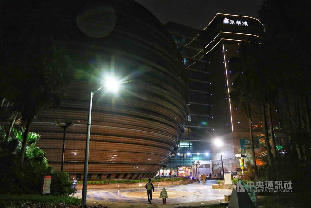京華城商場建築採特殊球體結構設計,曾經紅極一時,隨著信義區興起、交通不便與人流無法串連等問題,使得京華城商圈逐漸蕭條,30日結束營業後將走入歷史。中央社記者王騰毅攝 108年11月28日