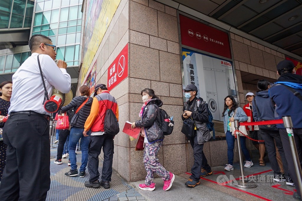 營運18年的京華城30日結束營運,近期舉辦封館拍賣與抽獎活動,吸引許多民眾一早就前來排隊。中央社記者裴禛攝 108年11月30日