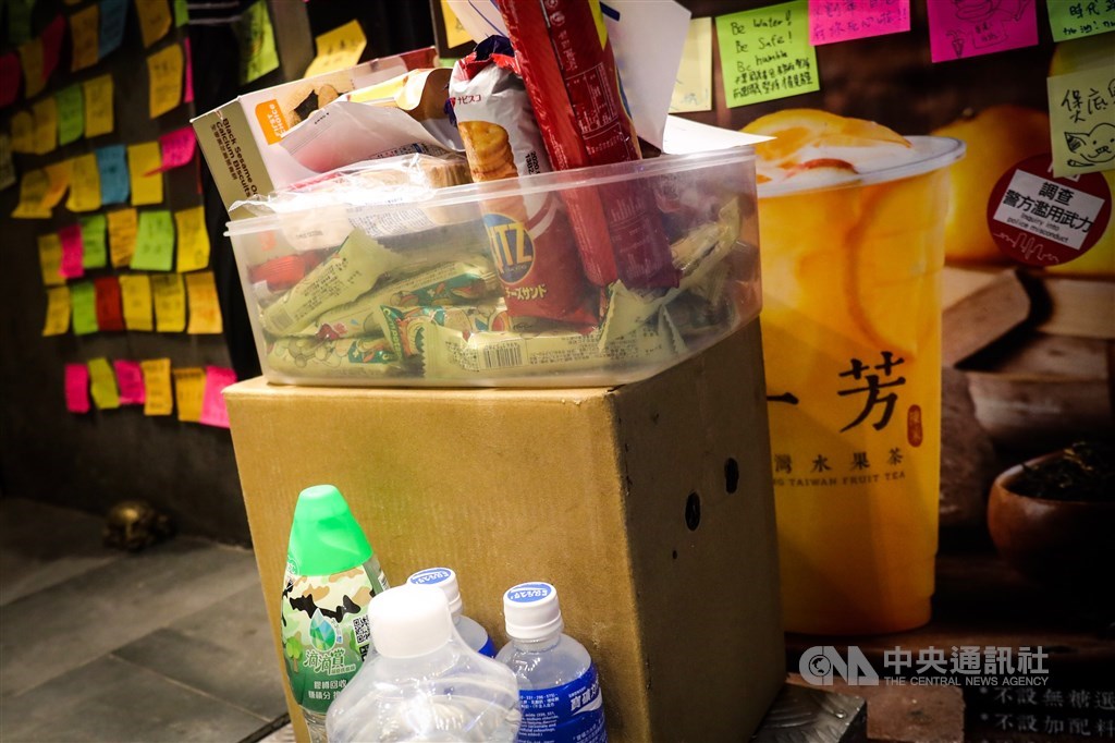 一芳尖東店除了在店裡開闢連儂牆貼字條支持反送中,也擺出乾糧與水,讓反送中群眾有需要時自行取用。中央社記者吳家昇攝 108年11月20日