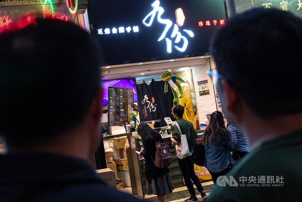 香港反送中運動持續,當地飲料品牌九份茶舍老闆之一的Ben(右)與Trevor(左)表示,就算現在生活有些不方便,他們也不會埋怨示威者,會跟示威者站在一起。中央社記者吳家昇攝 108年11月22日