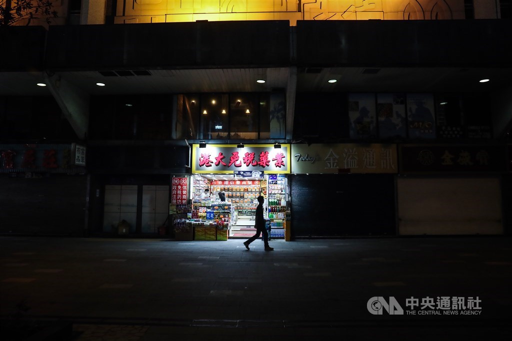 反送中爆發激烈警民衝突,位於香港理工大學管制區外的周邊商家索性不營業或提早打烊,20日晚間只有稀稀落落的行人經過。中央社記者吳家昇攝 108年11月20日
