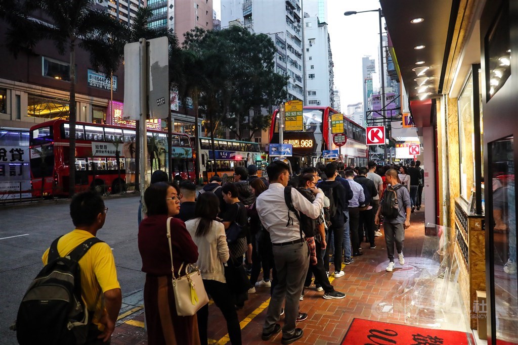 反送中示威焦點轉移到理工大學周邊時,位於港島的灣仔相對平靜,下班通勤時間,民眾如常在巴士站牌等車。 中央社記者吳家昇攝 108年11月21日
