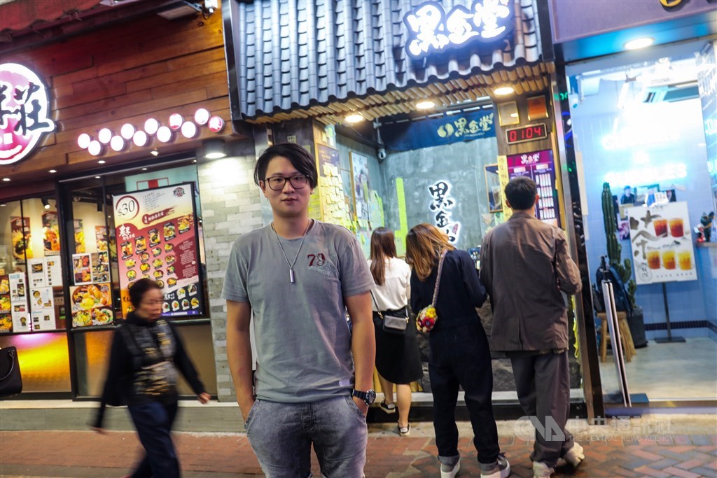 30多歲台灣青年Justin Wang今年6月在尖沙咀開設黑金堂首店就遇到反送中事件,他響應三罷,將罷工當日營收捐給撐港團體。中央社記者吳家昇攝 108年11月21日