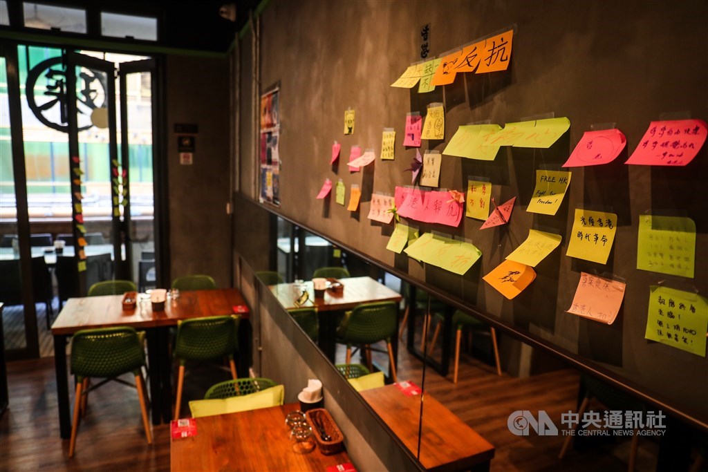 位於香港佐敦小巷內的輕食店老樹員工吳小姐表示,反送中事件爆發後,這一帶人潮減少,但老闆仍在10月表態撐港立場,實屬不易。中央社記者吳家昇攝 108年11月20日