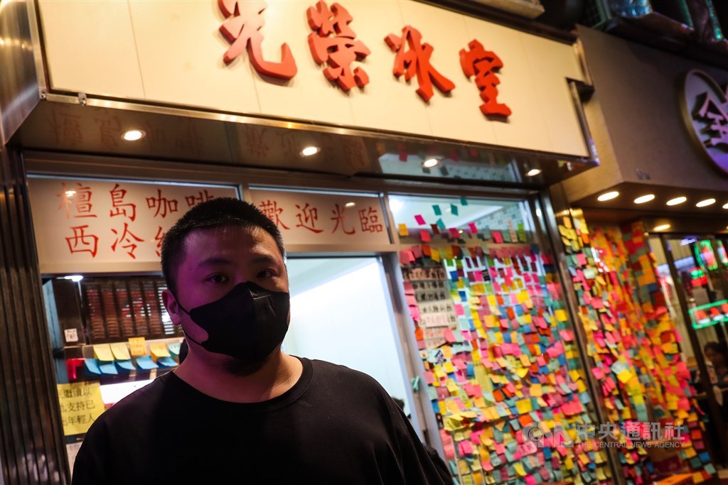 30歲出頭便在香港擁有多家茶餐廳的吳先生是土生土長的荃灣人,對香港懷有深厚情感。他很早就以行動支持反送中,旗下店家也在7月份表態成「黃店」。他想對示威者說:「香港人加油。」中央社記者吳家昇攝 108年11月21日