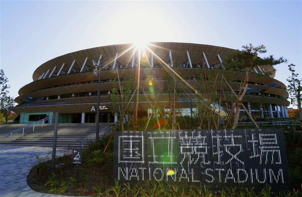 2020年東京奧運與帕運主場館「國立競技場」30日完工,造價約1569億日圓(約新台幣437億元),是日本首座破千億日圓的體育場。(共同社提供)
