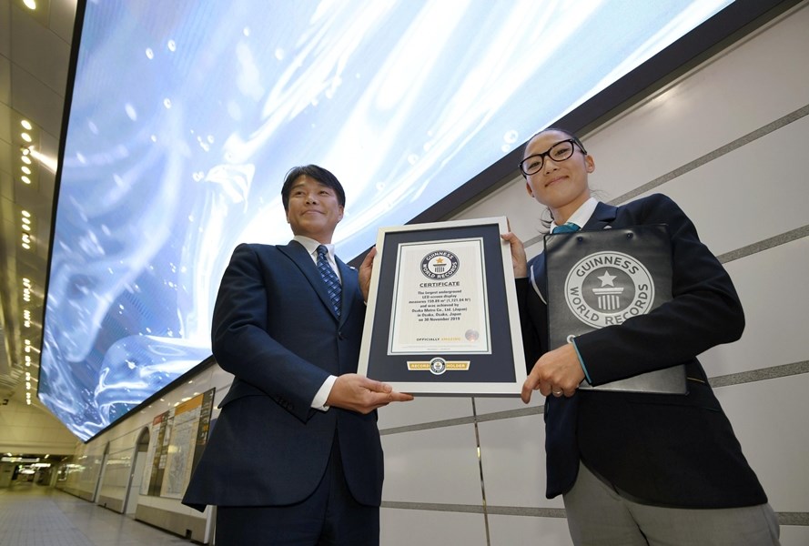 日本大阪地下鐵御堂筋線梅田站月台上,新設置一面長約40公尺、寬約4公尺的大型LED螢幕,30日獲金氏世界紀錄認定是設置地底下最大型LED螢幕。(共同社提供)