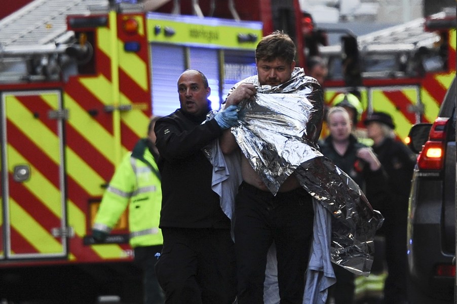 英國倫敦29日發生恐怖攻擊事件已知3死數傷,其中嫌犯遭警方擊斃,2名受到攻擊的平民不幸傷重身亡。圖為警方協助傷者就醫治療。(法新社提供)